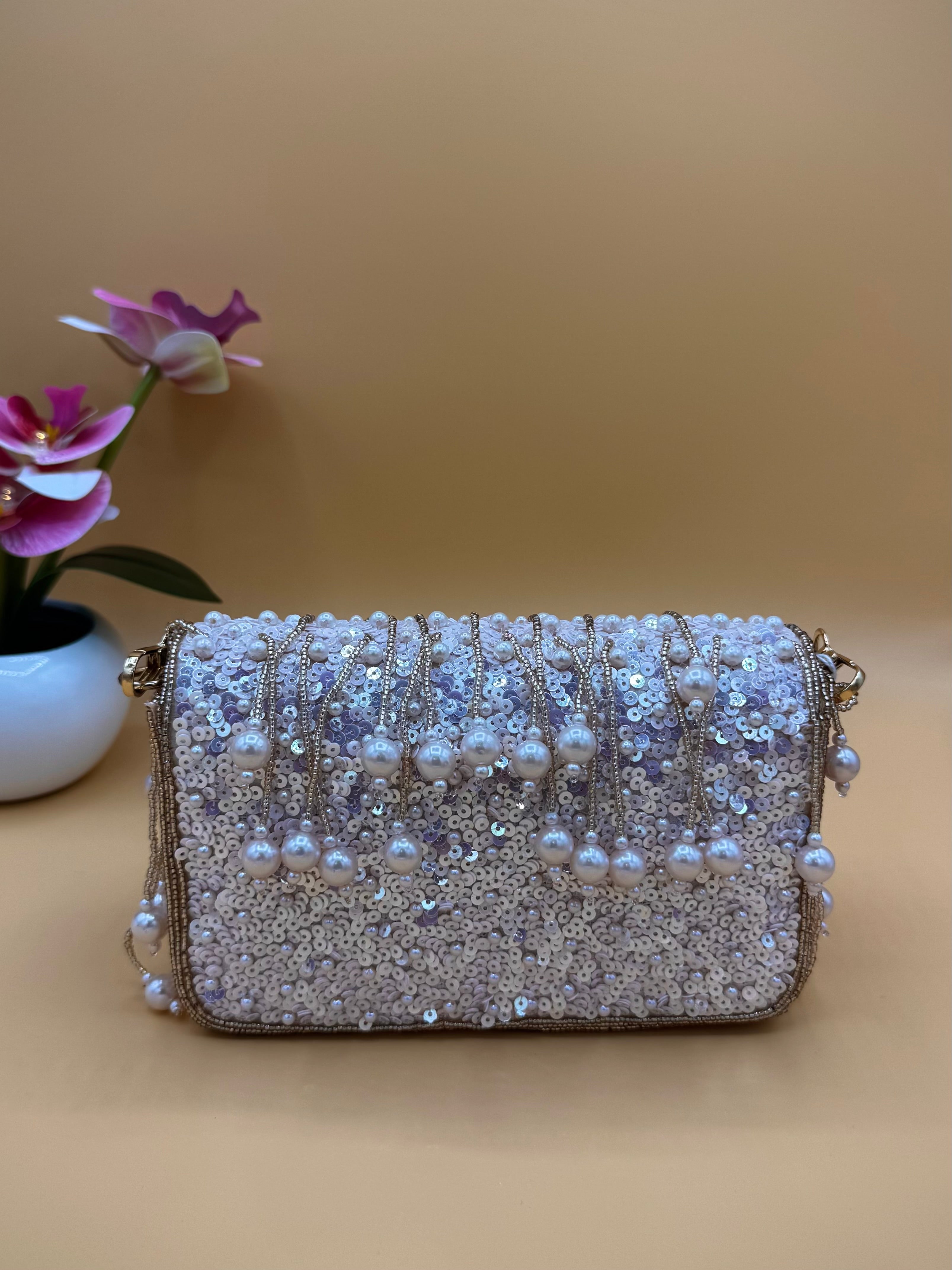 Tas met parels en pailletten en kwastjes
