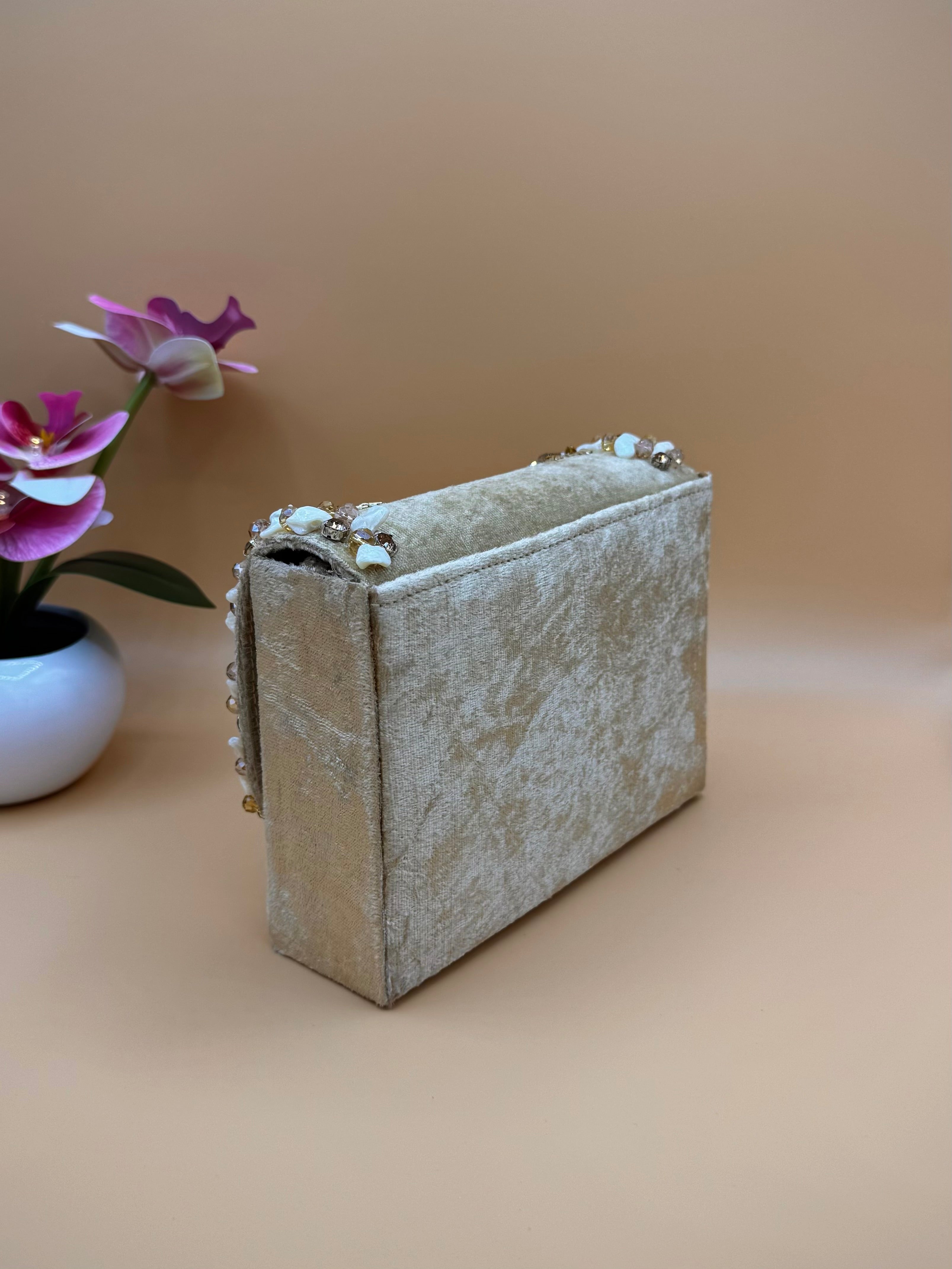 Tas met blad- en kralenborduurwerk