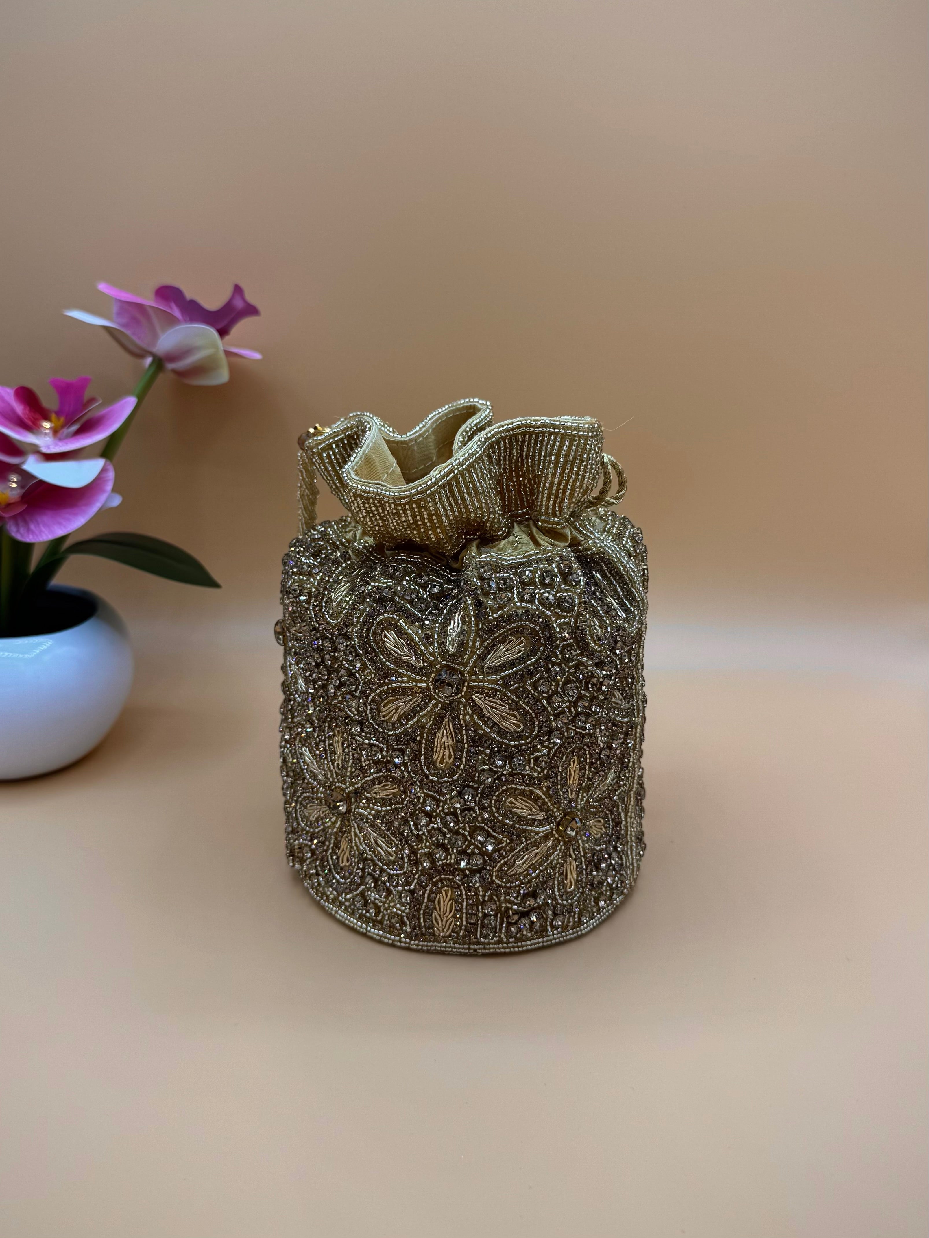 Potli-tas met bloemen en pailletten