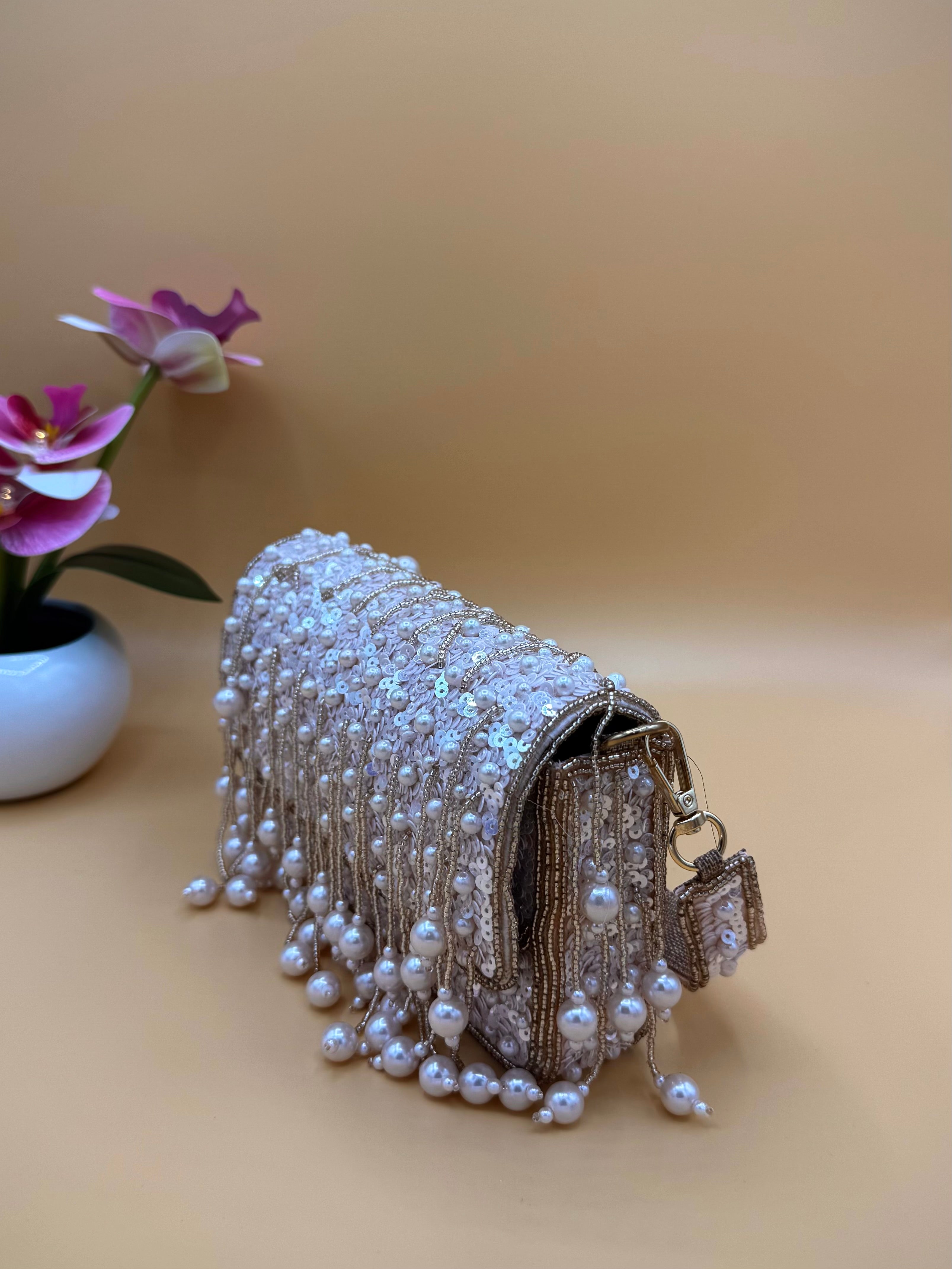 Tas met parels en pailletten en kwastjes