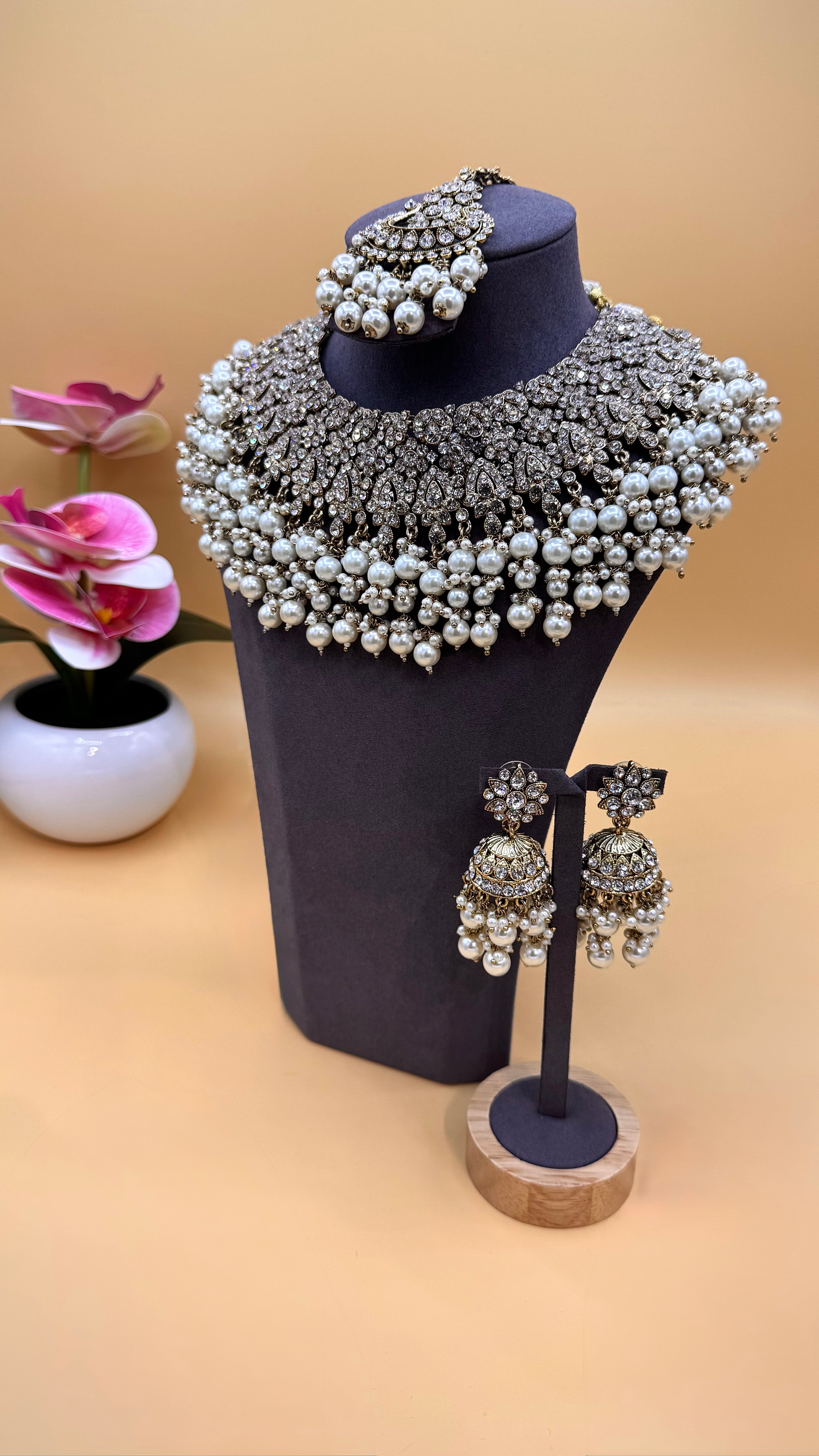 Classic Pearl White Necklace Set