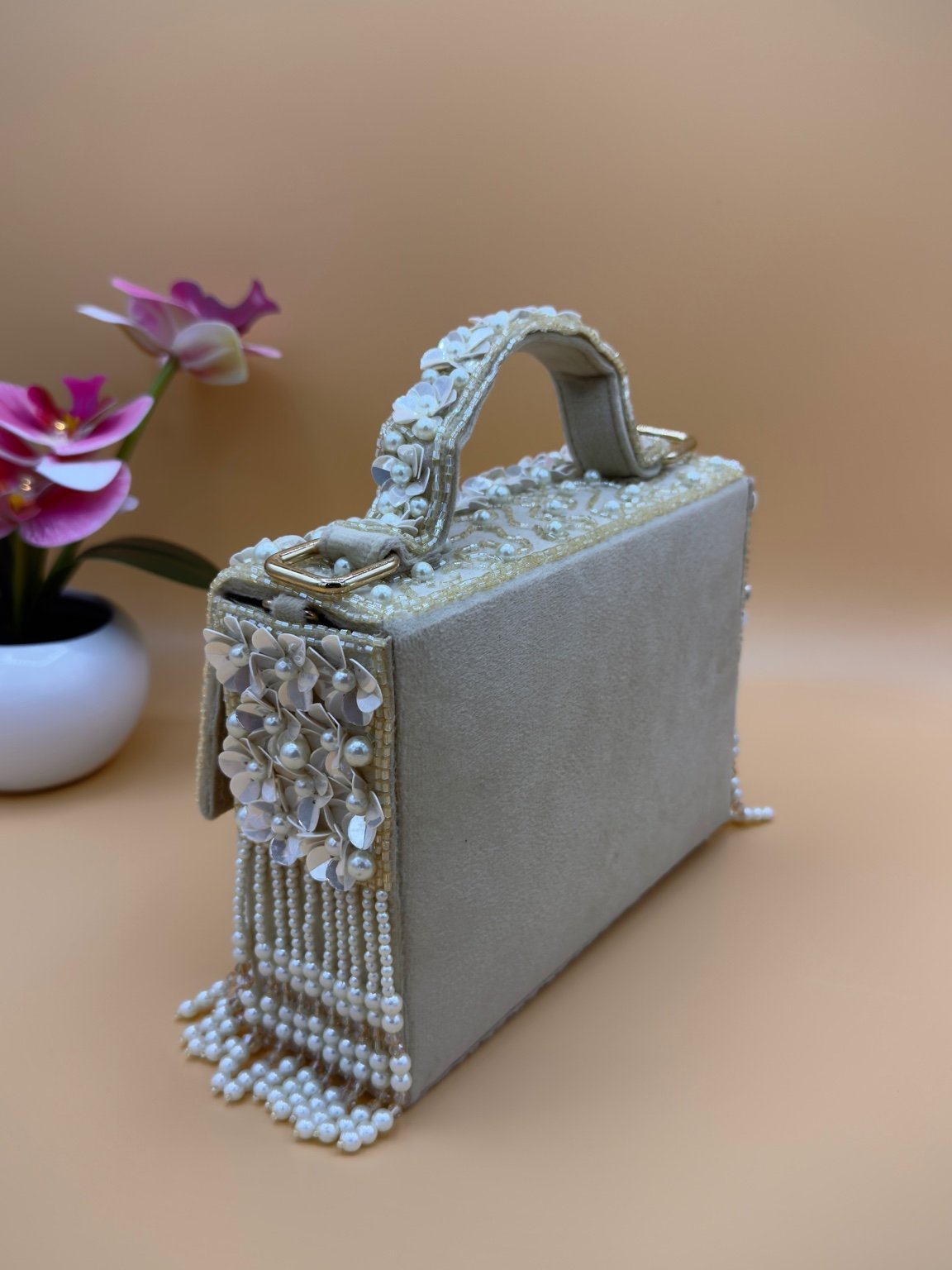 Tas met bloemen- en parelkwast – Goud