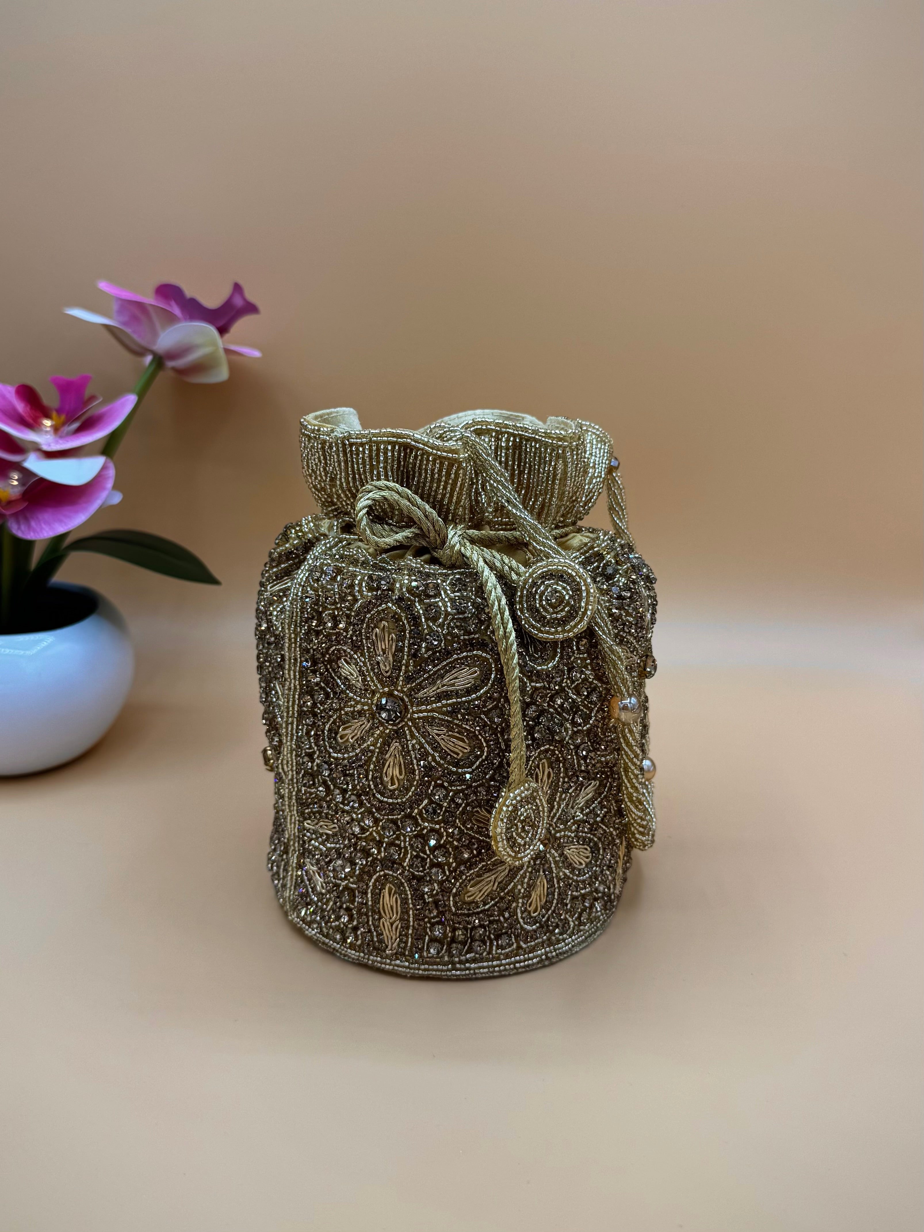 Potli-tas met bloemen en pailletten