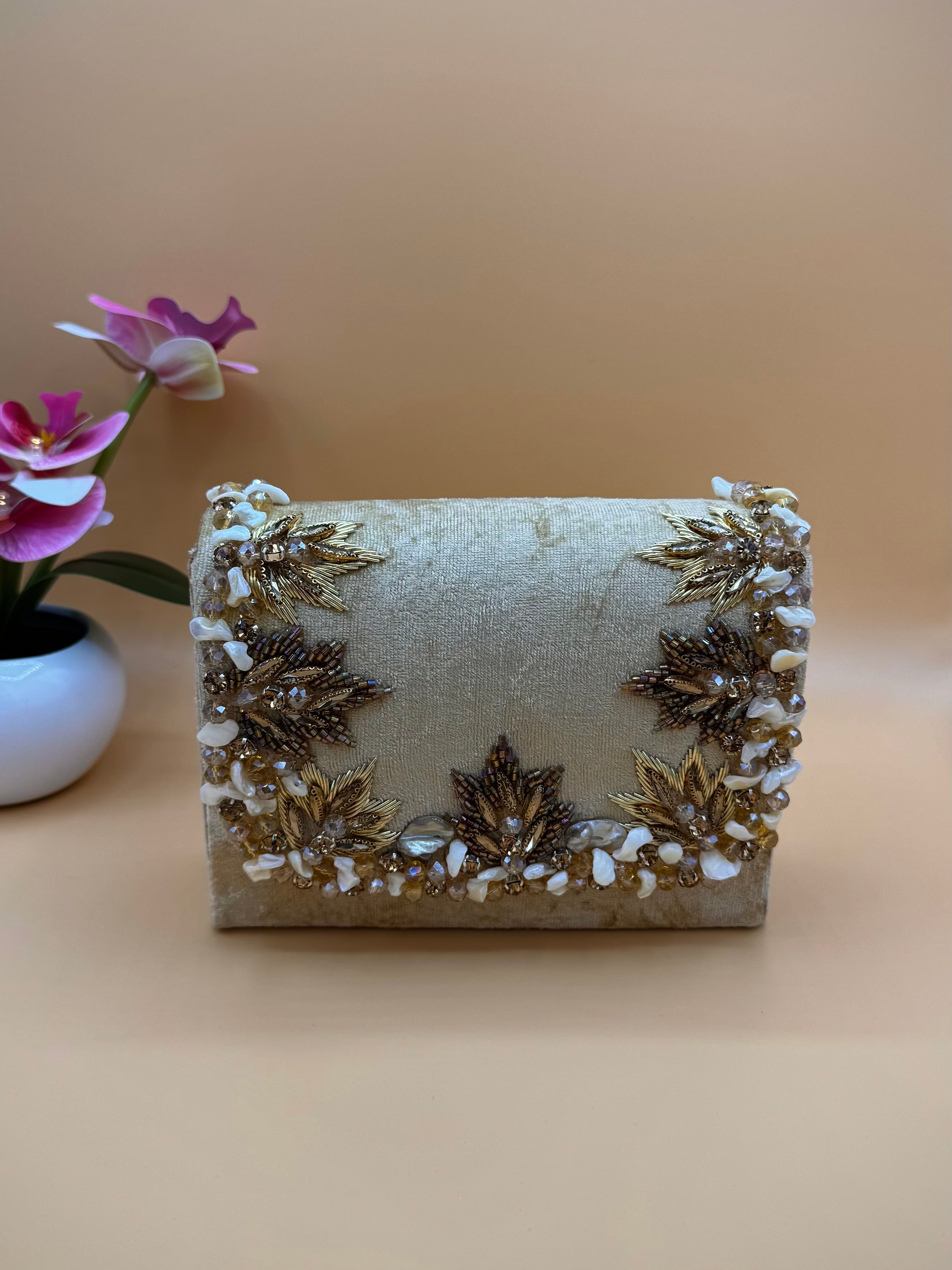 Tas met blad- en kralenborduurwerk