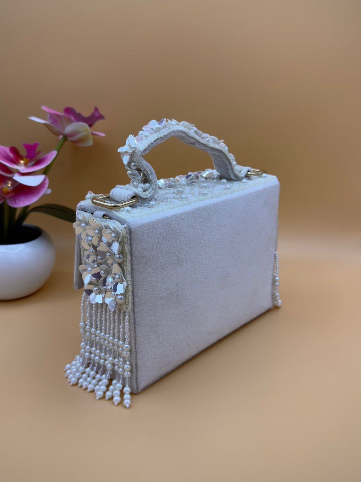 Tas met bloemen- en parelkwast – Zilver
