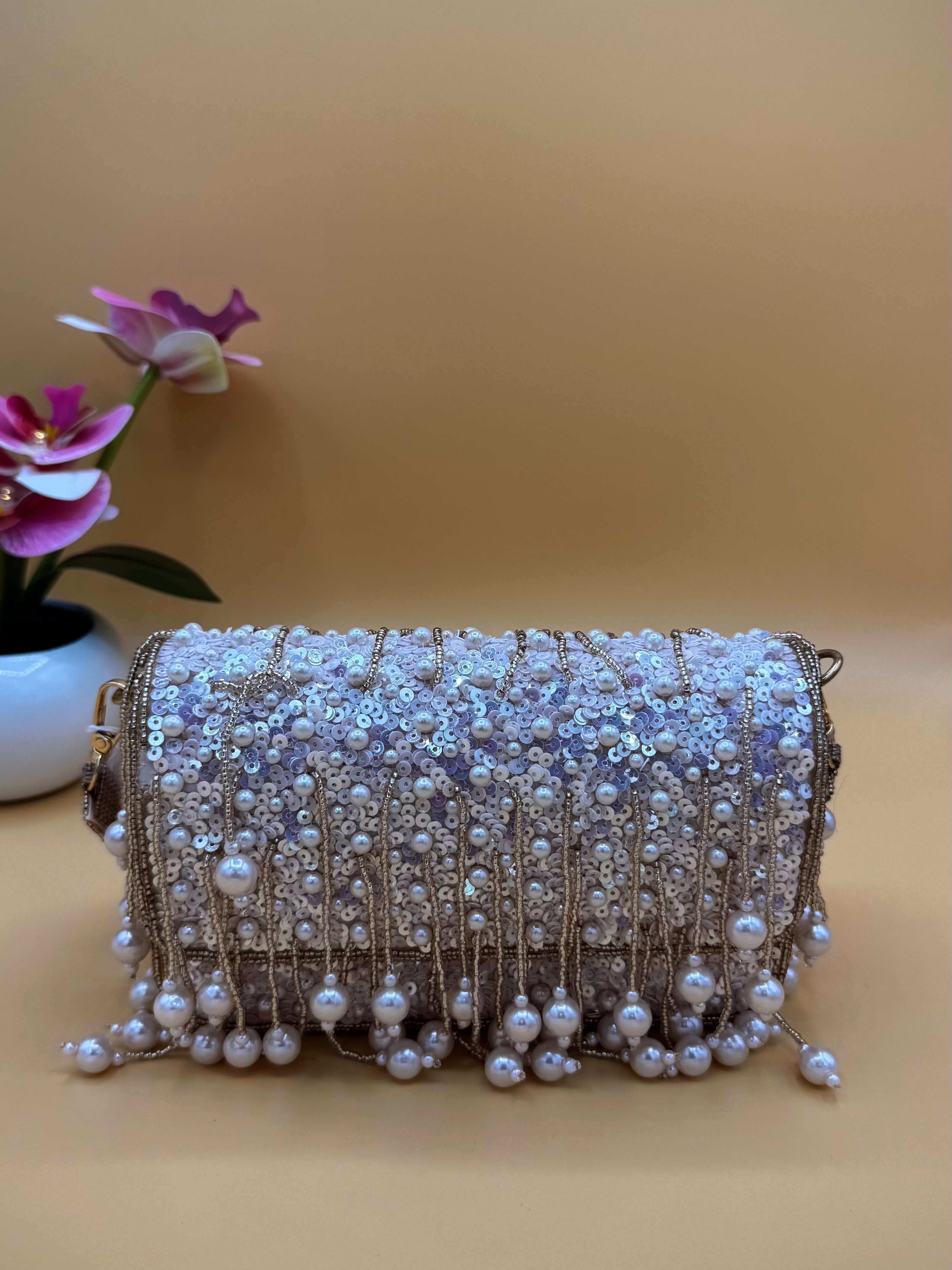 Tas met parels en pailletten en kwastjes